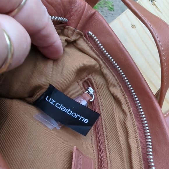 Liz Claiborne 🆕Natural Pebbled Genuine Leather Cross Body Bag New without tags. - Picture 3 of 15